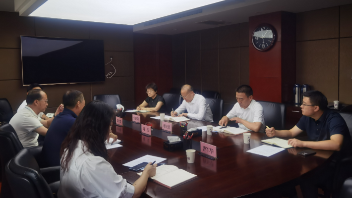8月4日上午，甘肅藥業(yè)投資集團(tuán)有限公司黨委書(shū)記、董事長(zhǎng)周榮及副總經(jīng)理張世俊等一行4人前往甘肅省科技廳，拜會(huì)省科技廳黨組書(shū)記、廳長(zhǎng)張世榮。雙方圍繞整合中醫(yī)藥優(yōu)勢(shì)資源、強(qiáng)化創(chuàng)新聯(lián)合體建設(shè)、培育高層次創(chuàng)新創(chuàng)