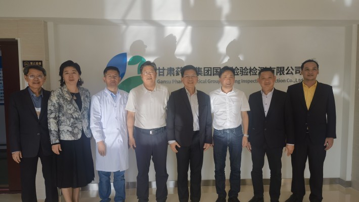 2023年8月21日下午，泰國(guó)衛(wèi)生部傳統(tǒng)和替代醫(yī)學(xué)司司長(zhǎng)王通財(cái)，泰國(guó)駐西安總領(lǐng)事館總領(lǐng)事韓美玲，泰國(guó)衛(wèi)生部傳統(tǒng)和替代醫(yī)學(xué)司副司長(zhǎng)特萬(wàn)，泰國(guó)傳統(tǒng)和替代醫(yī)學(xué)部顧問(wèn)文夢(mèng)賢，瓦納拉特納泰國(guó)傳統(tǒng)和替代醫(yī)學(xué)系替代